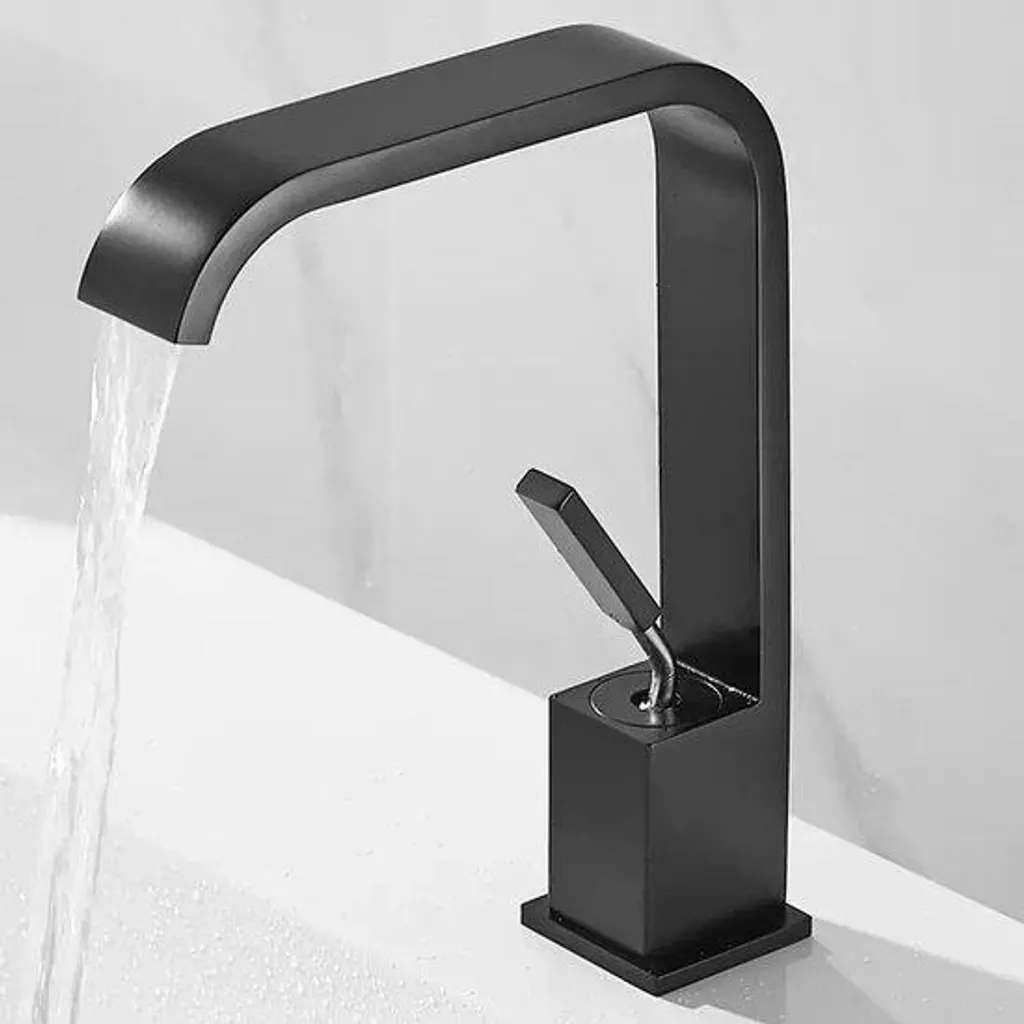 Robinetterie baignoire cascade noire pour rénovation salle de bain