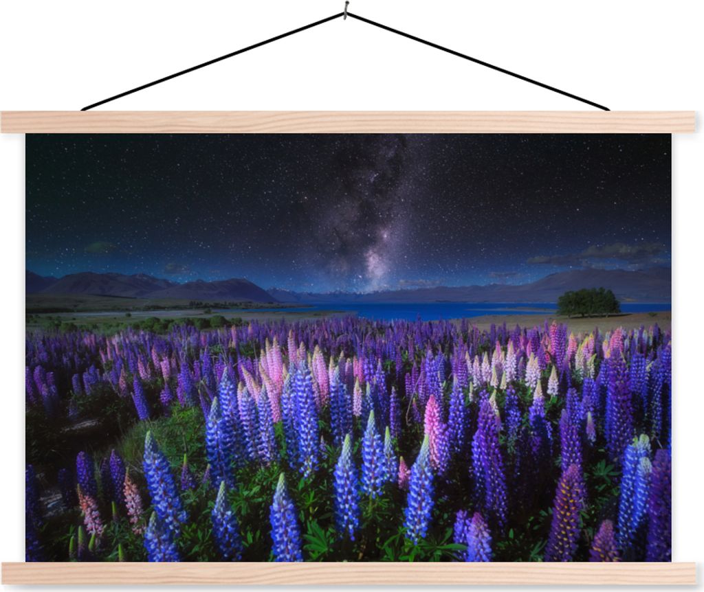 MuchoWow Textilposter Blumen - Nacht - Lupine - Sternenhimmel - Lila - Natur 60x40 cm mit holzfarbenen Rahmen - Bilder