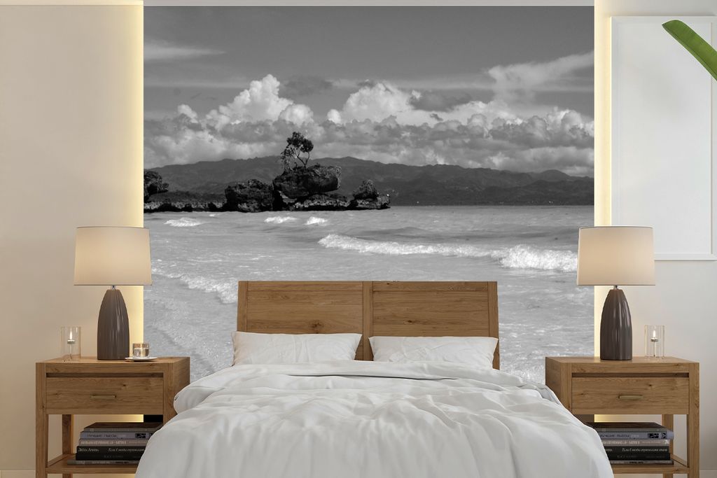MuchoWow Fototapete für Wohnzimmer oder Schlafzimmer Wandtapete Vinyl Motivtapete Tropischer Strand auf der Insel Boracay - schwarz und weiß - ...