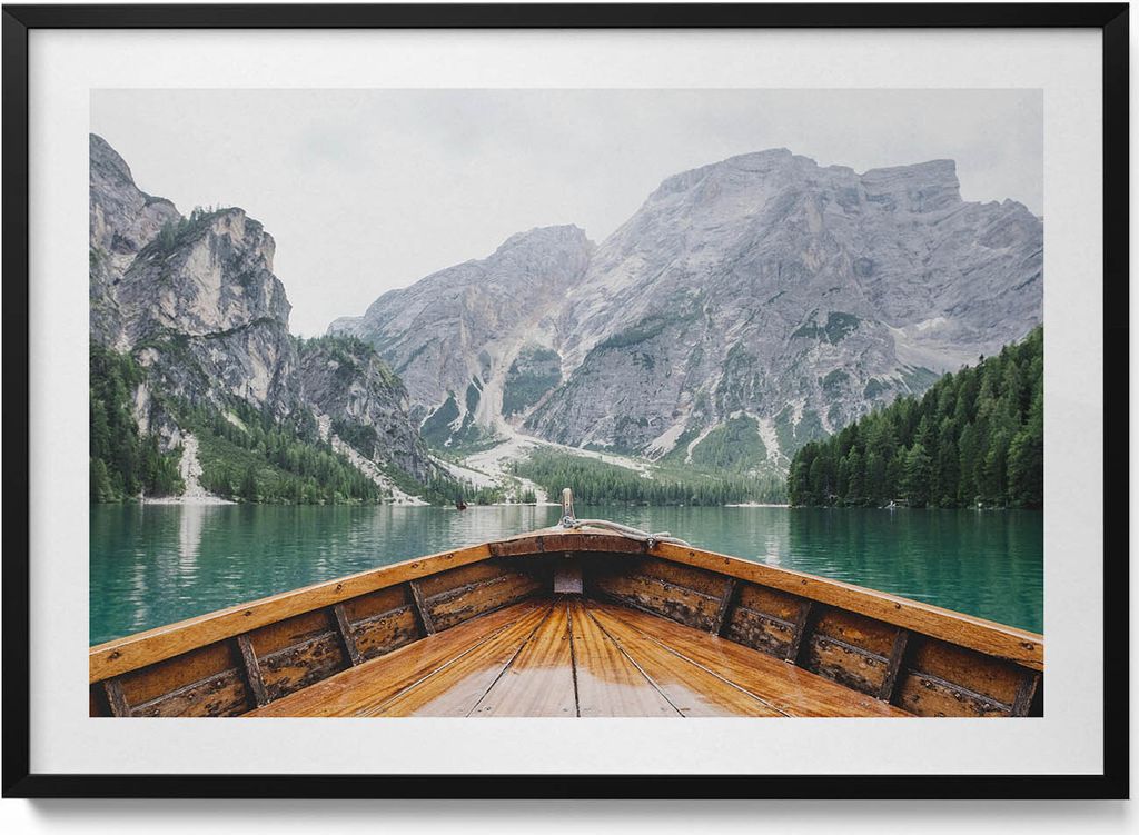 Blick von einem Boot auf einem Bergsee– Wandbild mit Rahmen – Gerahmtes Bild – Wanddekoration – 100x70 cm – Schwarz Rahmen