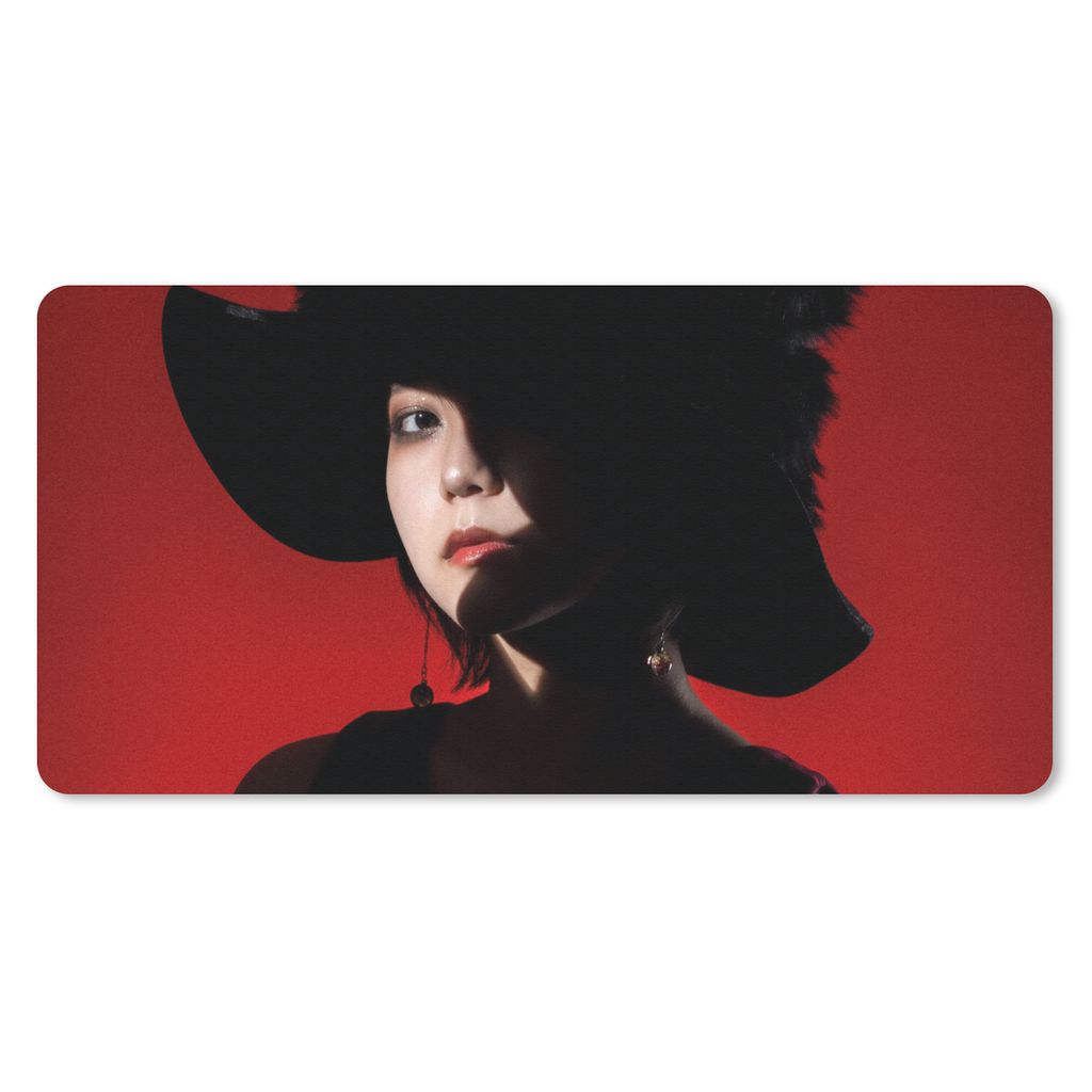 MuchoWow Schreibtischunterlage Rot - Frau - Schwarz - Porträt 80x40 cm - XXL Mauspad - Gaming Mauspad