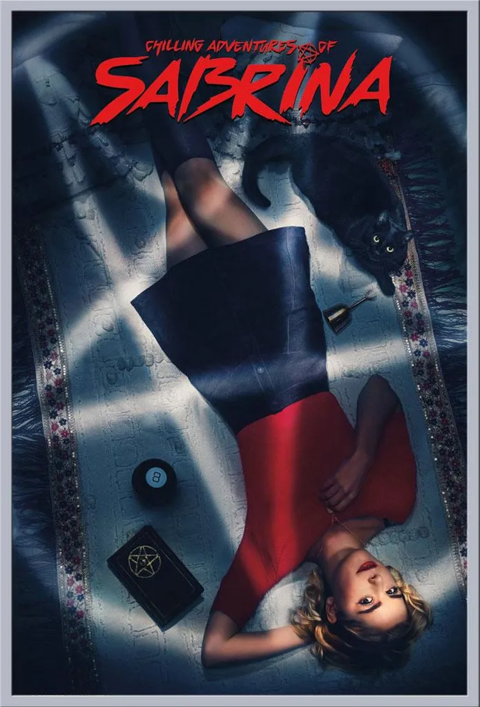 Cadre Photo Argenté avec Poster Sabrina Key Art en Verre Acrylique 91cm