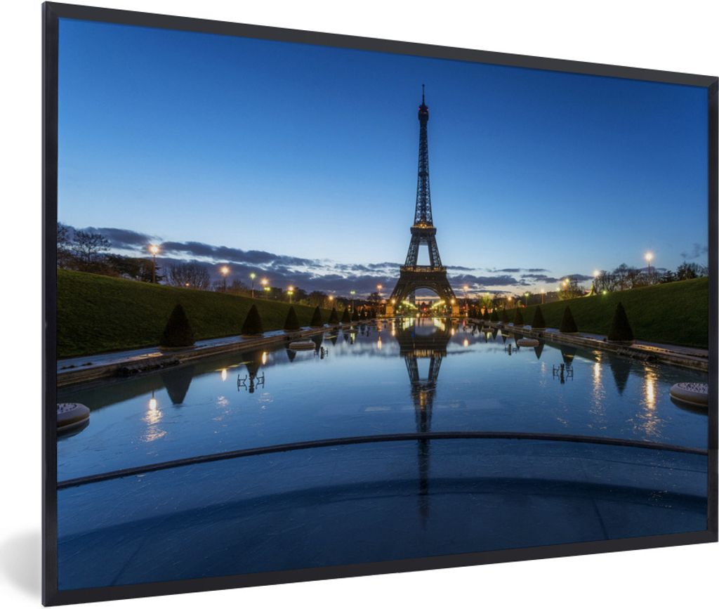 MuchoWow Gerahmtes Poster Der Eiffelturm am Abend bei sehr klarem Himmel in Paris 30x20 cm - Poster mit Schwarzem Bilderrahmen Wandposter Rahmen ...