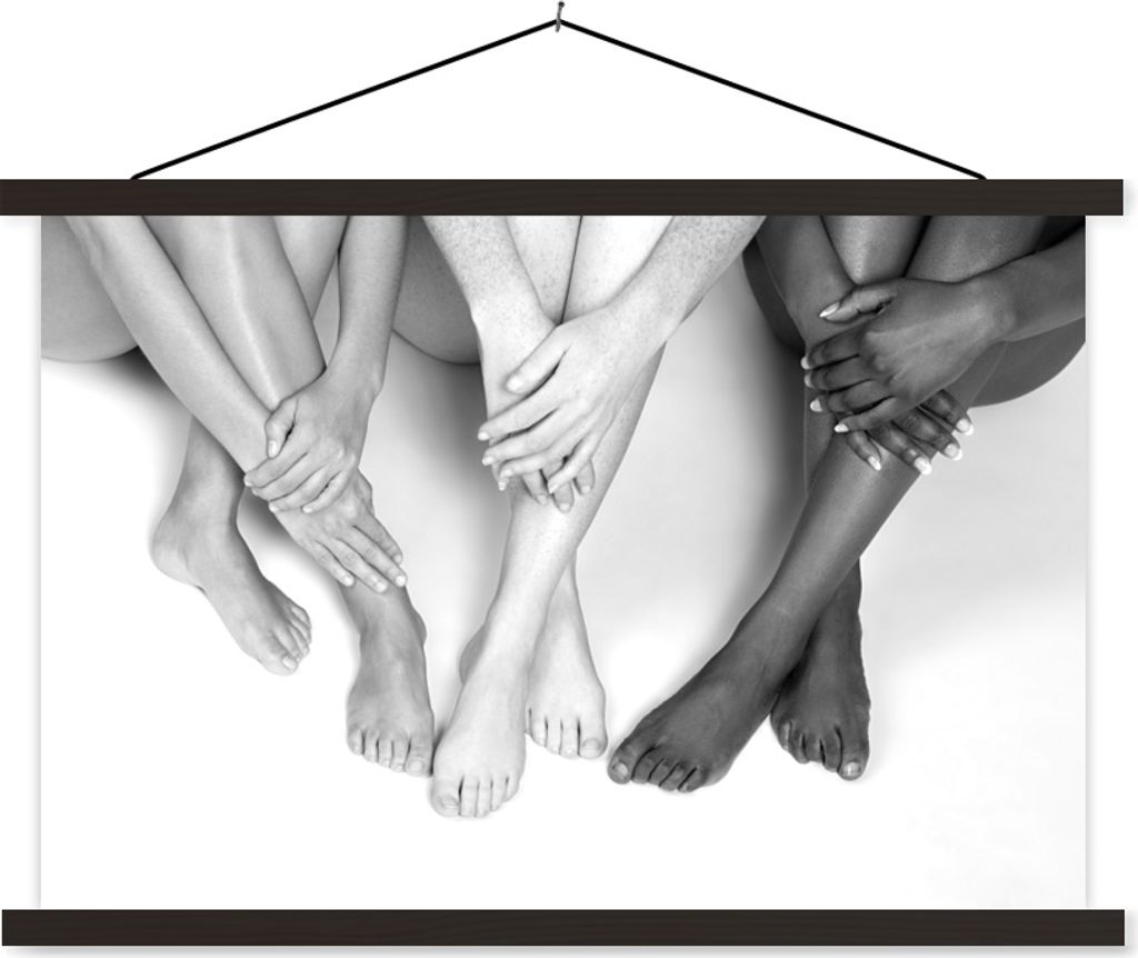 MuchoWow Textilposter Füße von drei jungen Frauen - schwarz und weiß 90x60 cm mit schwarzem Rahmen - Aufhängungssatz
