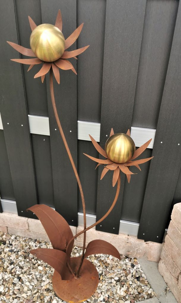 Skulptur Blume Milano Corten 120 cm mit Kugel in gold matt gebürstet mit Standfuß Edelstahl Cortenstahl Dekoration Garten
