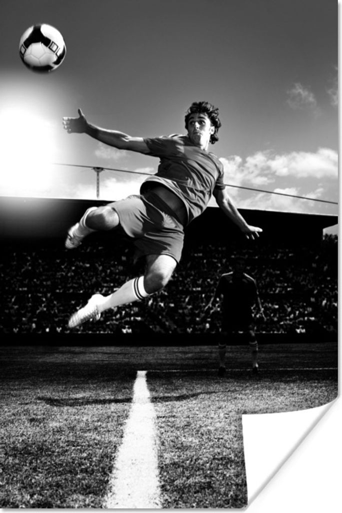 MuchoWow Poster Fußballspieler macht einen Volley - schwarz und weiß 120x180 cm - Kunstposter