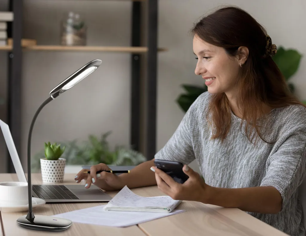 Lampe de table LED plastique noir avec éclairage modulable et stable - 2
