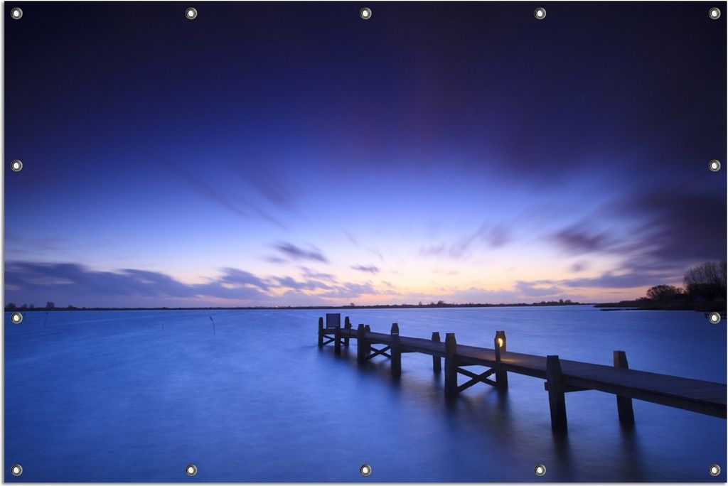 Wallario Outdoor-Poster für Garten oder Balkon, Motiv Steg bei Abenddämmerung - Blauer Himmel bei Nacht, in ca. 120 x 180 cm
