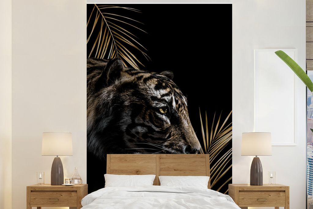 MuchoWow Fototapete für Wohnzimmer oder Schlafzimmer Wandtapete Vinyl Motivtapete Tiger - Seitenansicht - Pflanzen - 200x300 cm - Wanddekorationen