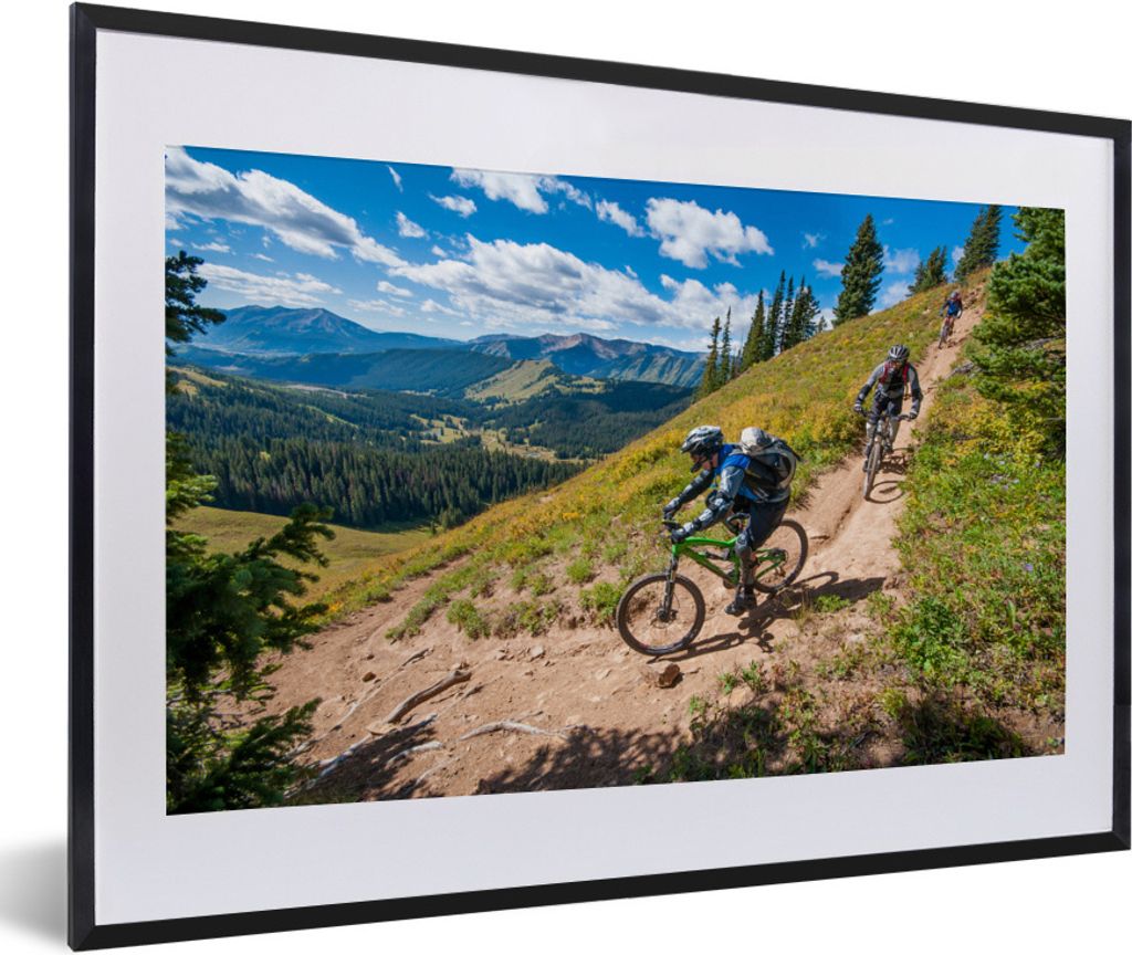 MuchoWow Gerahmtes Poster Drei Mountainbiker steigen ab 60x40 cm - Poster mit Schwarzem Bilderrahmen Wandposter Rahmen Foto Bilder - Schlafzimmer...