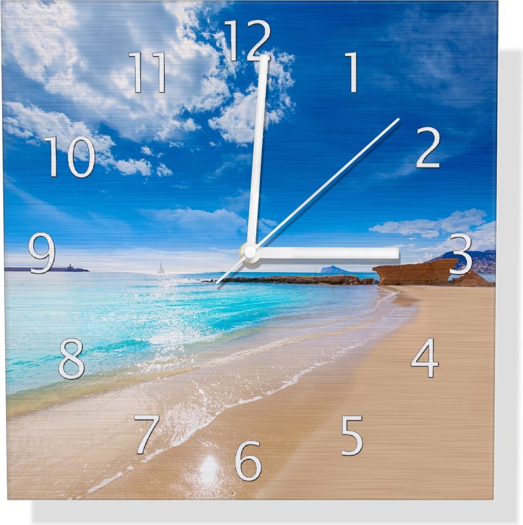 Wallario Design Wanduhr Traumstrand unter blauem Himmel aus Aluverbund, Größe 30 x 30 cm