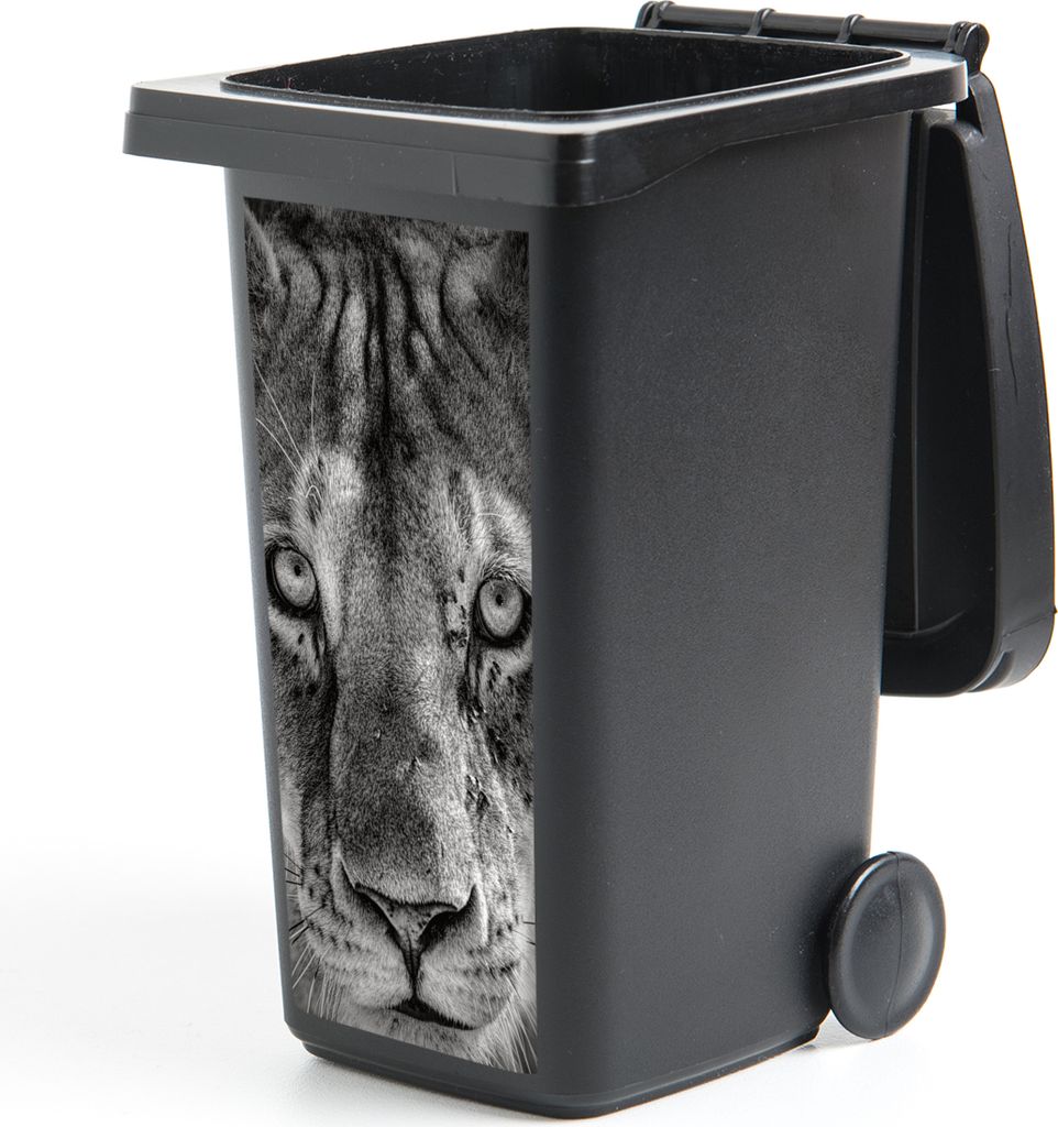 MuchoWow Mülltonnenaufkleber Tierprofil Löwin in schwarz und weiß 44x98 cm - Containeraufkleber - Aufkleber - Mülltonnen-Aufkleber