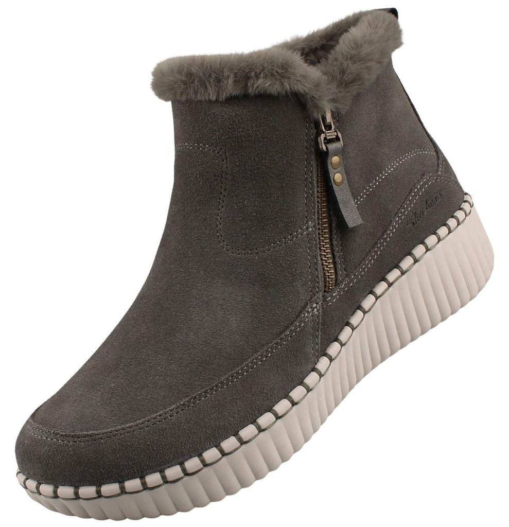 Das Bild zeigt einen Stiefel in der Farbe Olive der auf einem weißen Hintergrund platziert ist. Der Stiefel ist von der linken Seite zu sehen und das Material wirkt robust und strukturiert.