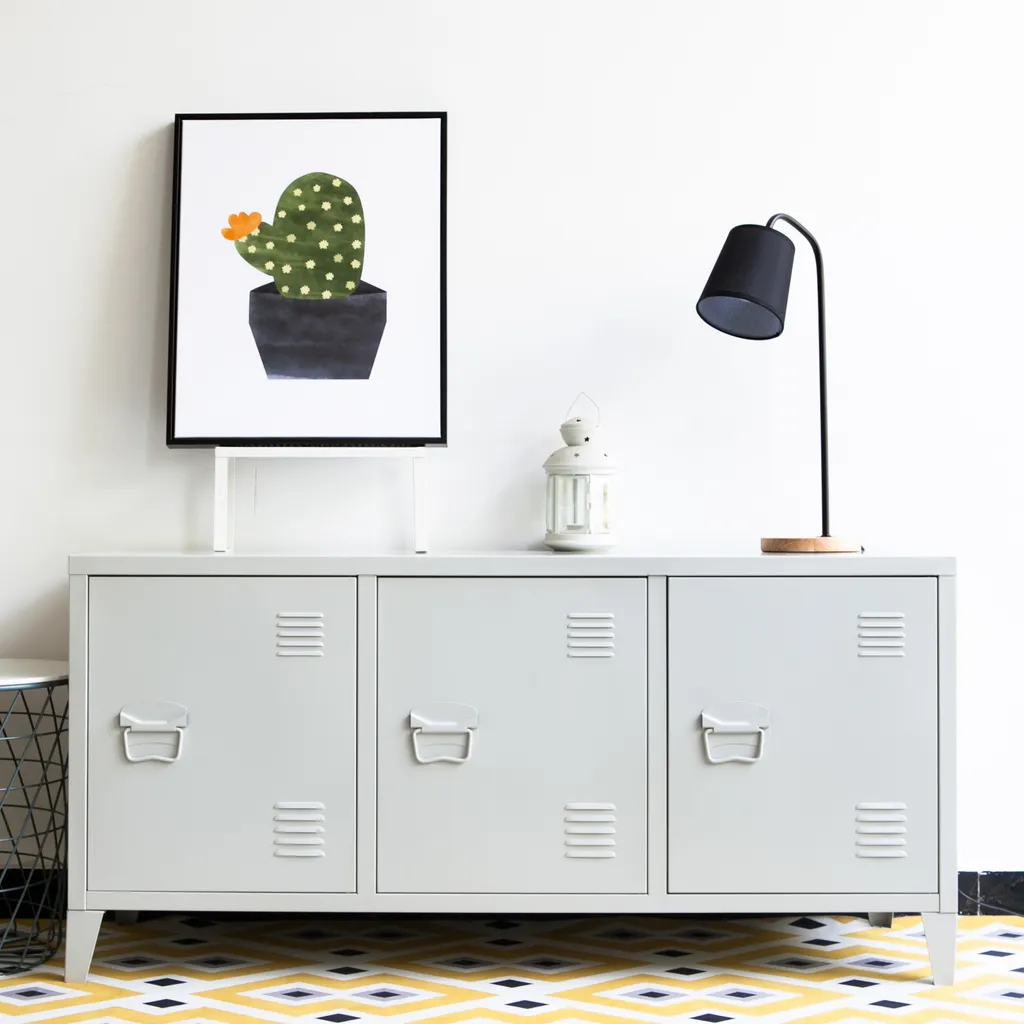 Meuble TV Kotka en métal blanc 58x113x40 cm avec 3 portes et étagères