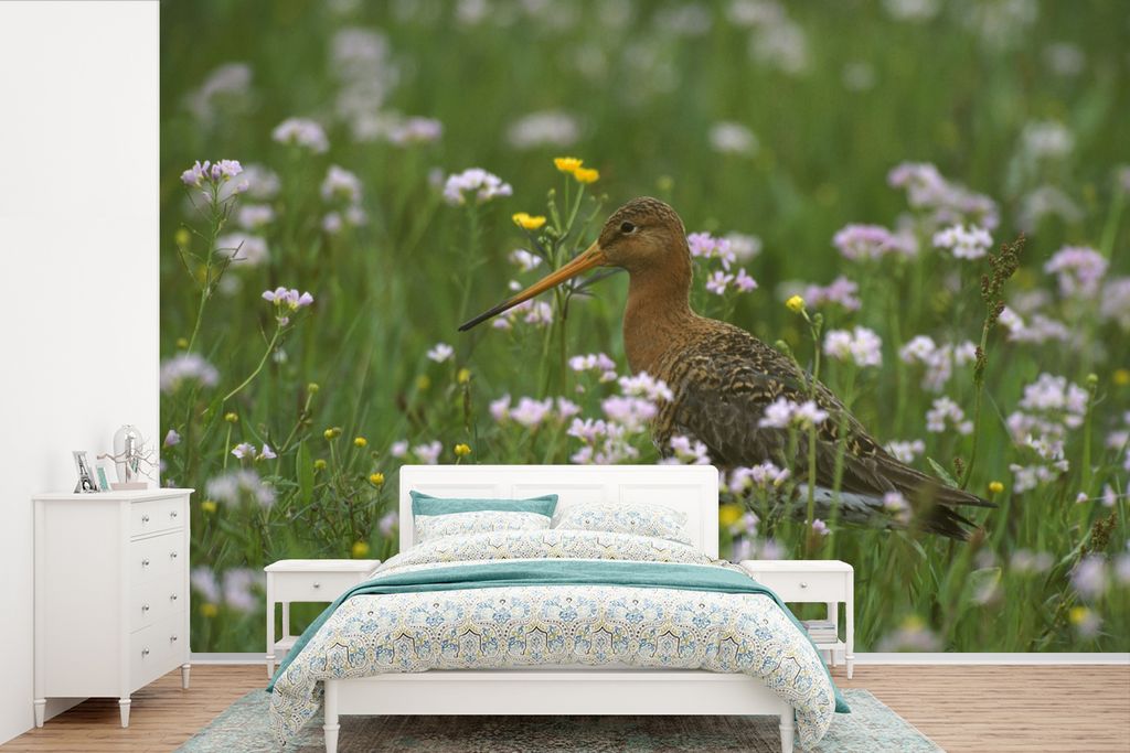 MuchoWow Fototapete für Wohnzimmer oder Schlafzimmer Wandtapete Vinyl Motivtapete Eine Uferschnepfe zwischen den Blumen - 330x220 cm - Fototapeten