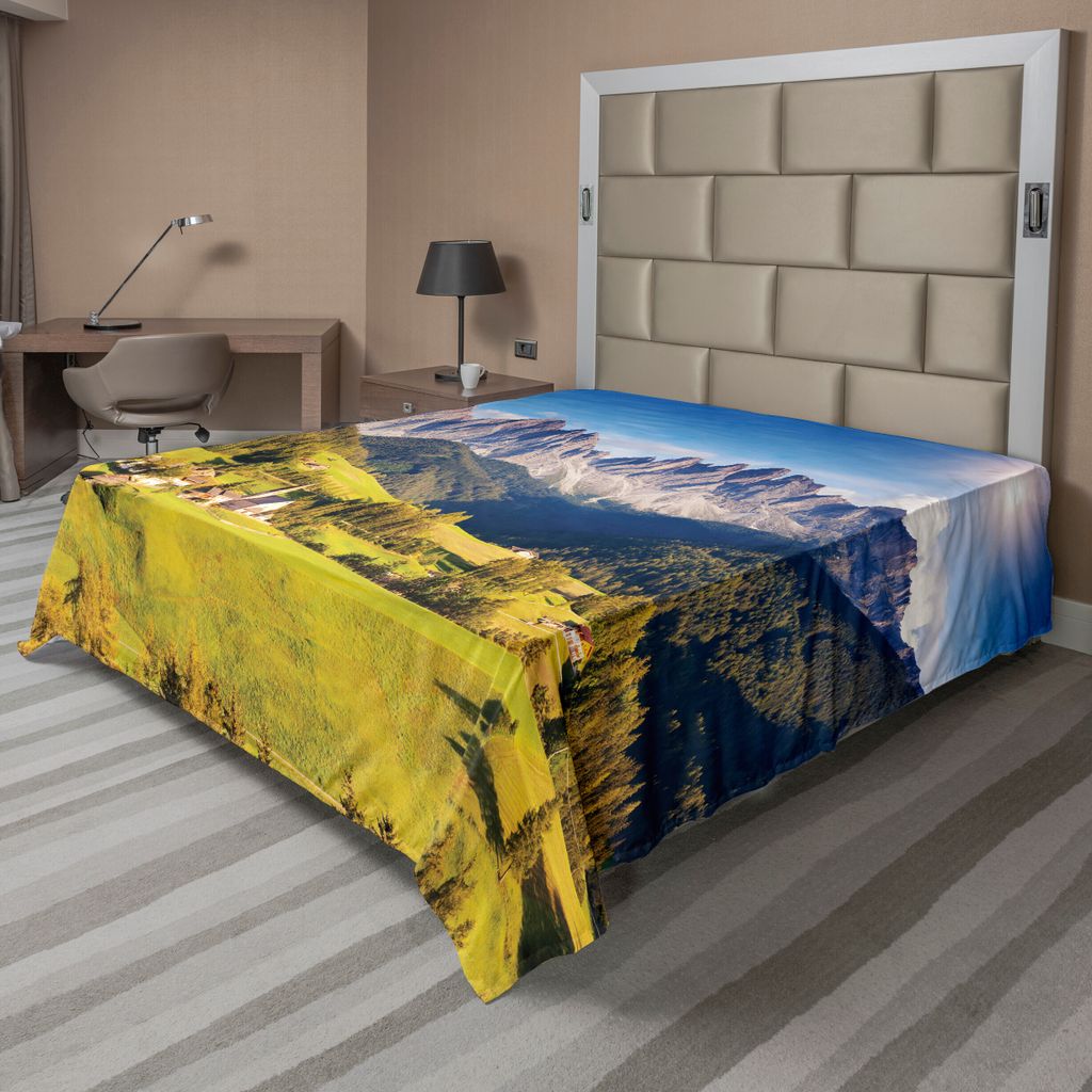 ABAKUHAUS Berg Bettlaken, Village View mit Berggipfel und eine Wiese Nordeuropäische Alpen Artwork, weiches bequemes oberes Bettlaken für ein dek...