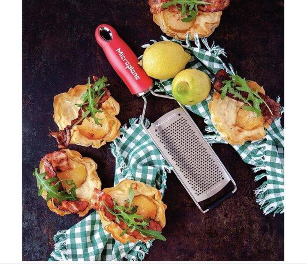 Feine Küchenraspel für Käse, Zitrus, Knoblauch, Chili, aus Edelstahl rot