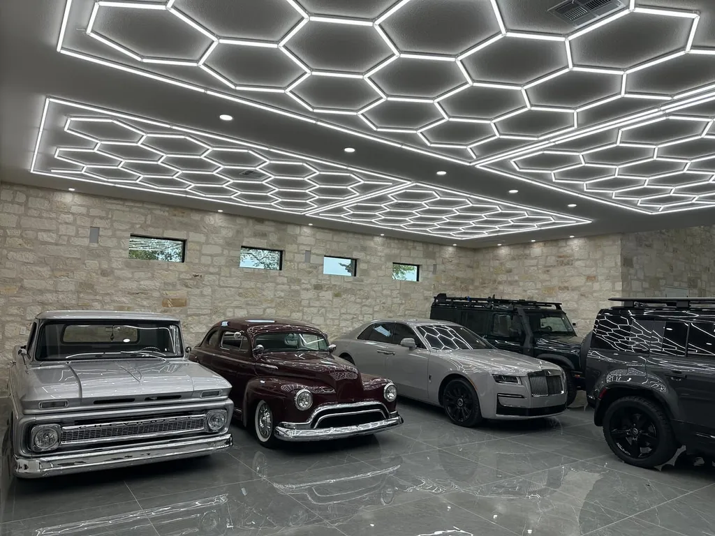 Éclairage LED Hexagonal 650W pour Centre de Detailing et Grand Garage