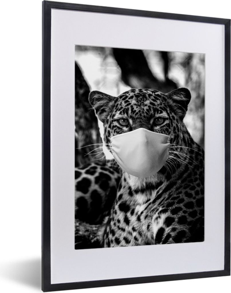 MuchoWow Gerahmtes Poster Gepard mit blauer Mundkappe und leuchtend blauen Augen - schwarz und weiß 30x40 cm - Poster mit Schwarzem Bilderrahmen...