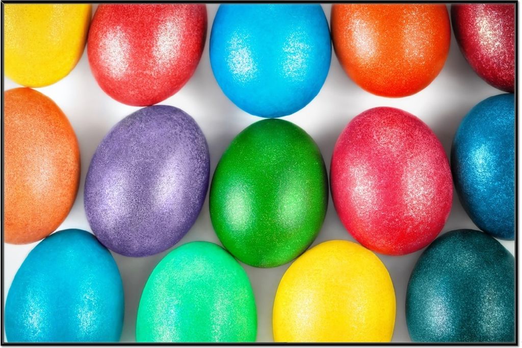 Wallario Wandbild Bunte Oster-Eier in Nahaufnahme mit kräftigen Farben, Größe: 61 x 91,50 cm, Poster mit schwarzem Aluminiumrahmen
