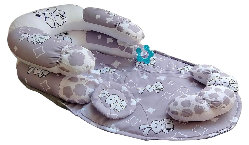 Spielmatte mit Bauchlagekissen und Sensorikspielzeug