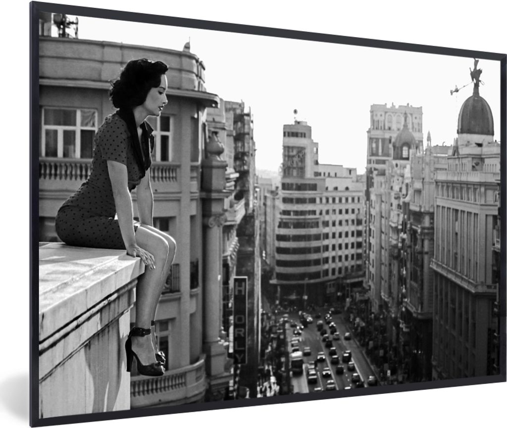MuchoWow Gerahmtes Poster Madrid - Architektur - Spanien - Frau 30x20 cm - Poster mit Schwarzem Bilderrahmen Wandposter Rahmen Foto Bilder - Kuns...