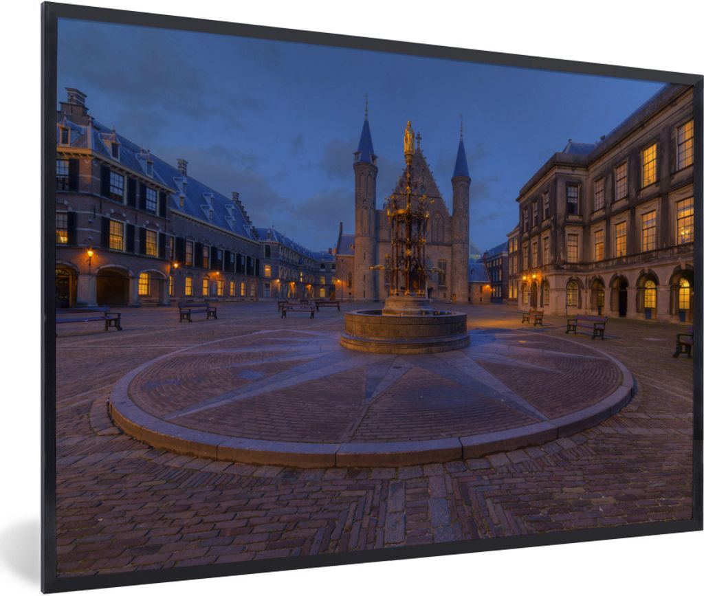 MuchoWow Gerahmtes Poster Springbrunnen am Binnenhof in Den Haag am Abend 90x60 cm - Poster mit Schwarzem Bilderrahmen Wandposter Rahmen Foto Bil...