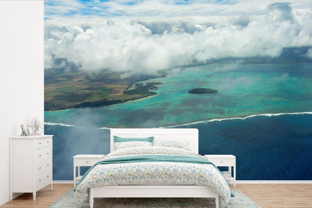 MuchoWow Fototapete für Wohnzimmer oder Schlafzimmer Wandtapete Vinyl Motivtapete Ein Luftbild von Blue Bay bei Mauritius - 600x400 cm - Vinylta...