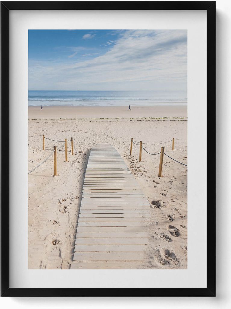 Holzpfad auf dem Sand– Wandbild mit Rahmen – Gerahmtes Bild – Wanddekoration – 50x70 cm – Schwarz Rahmen