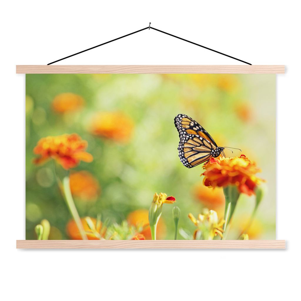 MuchoWow Textilposter Monarchfalter auf Blüte 120x80 cm mit holzfarbenen Rahmen - Aufhängeset