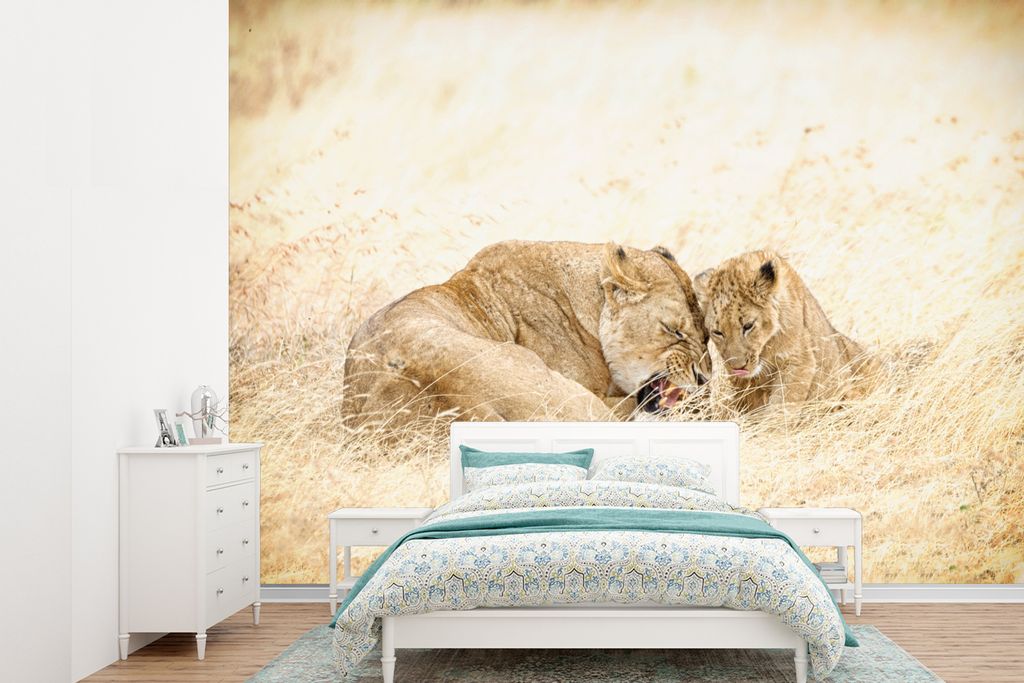 MuchoWow Fototapete für Wohnzimmer oder Schlafzimmer Wandtapete Vinyl Motivtapete Löwenmutter mit Jungen im Gras des Ngorongoro-Kraters in Tans...