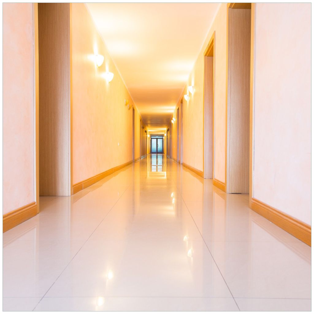 Wallario Möbeldesign - Glasplatte, Schutzplatte mit Motiv - geeignet für Ikea Lack Tisch, Größe: 55 x 55 cm, Motiv: Strahlend sauberer Flur mit...