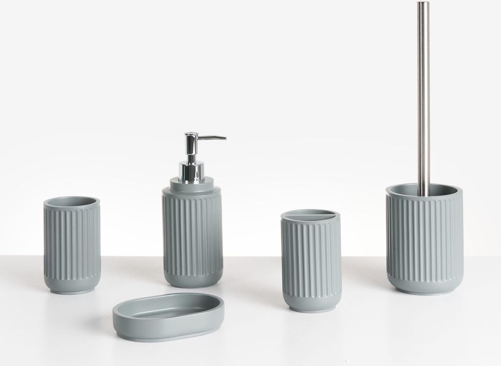 BELIANI Badezimmer Set 5-Teilig Hellgrau Kunstharz Rillenoptik Modern Seifenschale Seifenspender Zahnbürstenhalter Toilettenbürste Becher Bad-Zub...