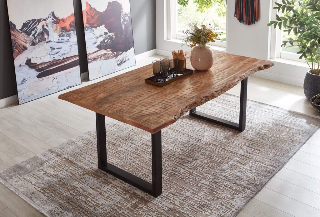 Esstisch Dora 180 x 90 cm, Mangoholz massiv, lackiert & naturfarben, Baumkantentisch mit U-Metallgestell in Mattschwarz, echte Baumkante, 26 mm