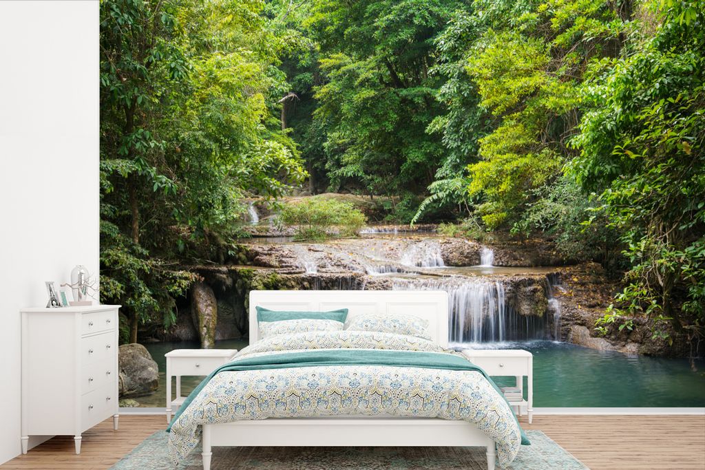 MuchoWow Fototapete für Wohnzimmer oder Schlafzimmer Wandtapete Vinyl Motivtapete Grüne Bäume entlang des Flusses oberhalb eines Wasserfalls i...