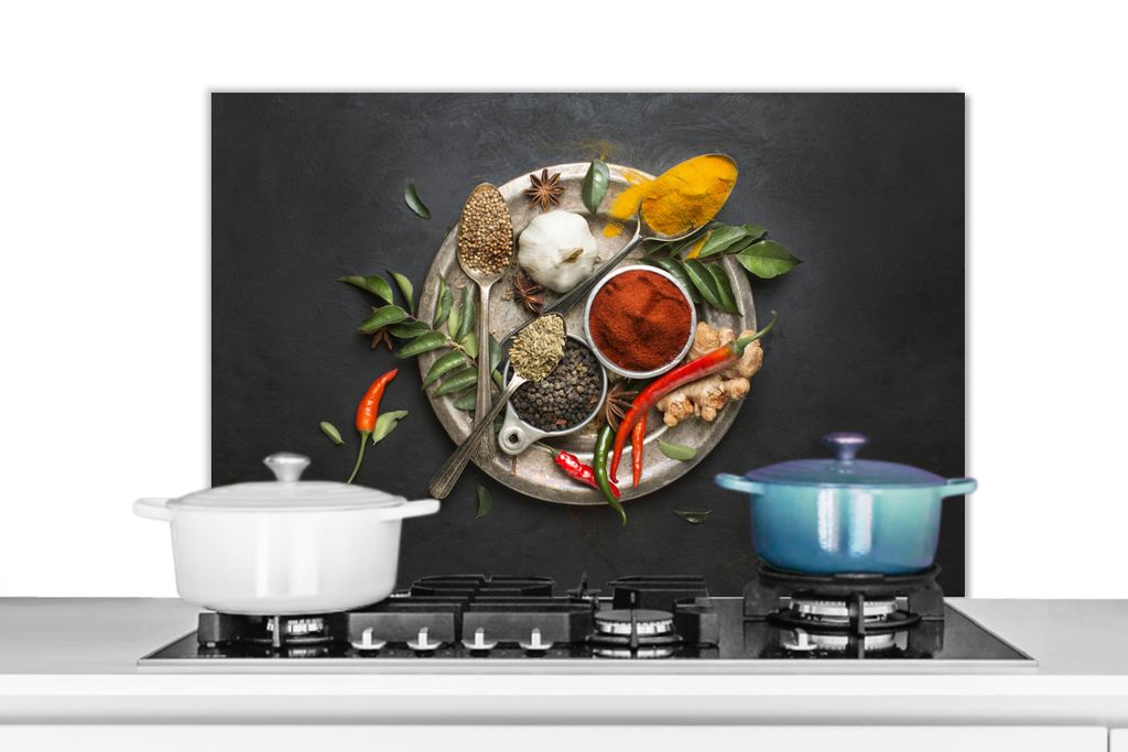 KitchenYeah Spritzschutz Küche - Küchenrückwand - Wandschutz für Herd und Spüle - Ein Teller mit Gewürzen, die bei der Zubereitung indische...