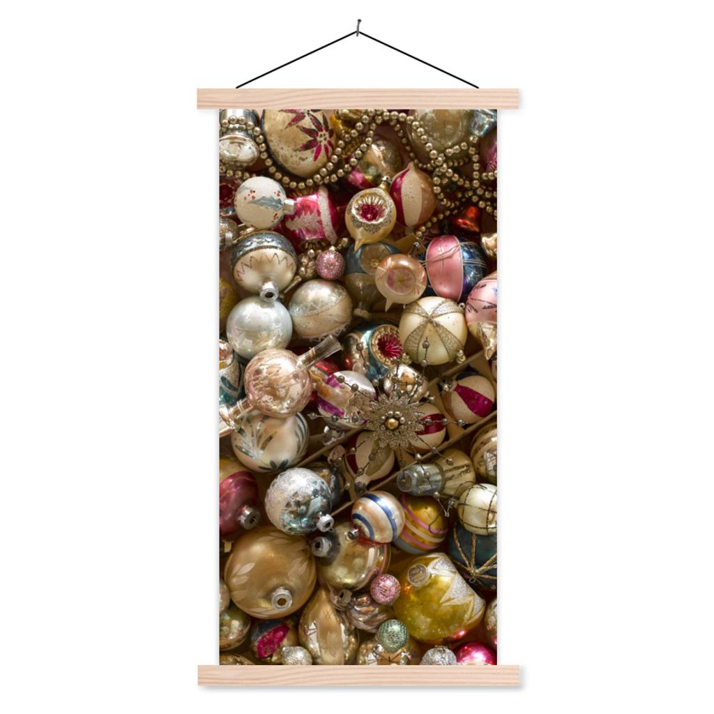 MuchoWow Textilposter Ein Set mit altem Weihnachtsschmuck 40x80 cm mit holzfarbenen Rahmen - Wohnzimmer