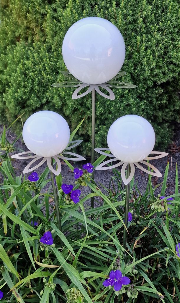 Blütenzauber Paris Rosenkugel 15/10/10 cm Edelstahl weiß poliert Gartenstecker mit Stab 80 cm