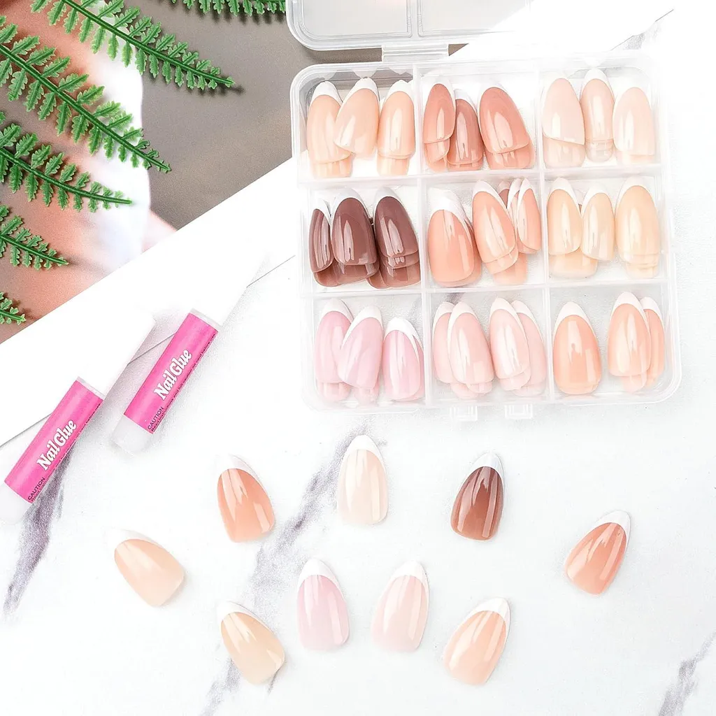 Manucure rapide avec 135 faux ongles French blancs pour salons et maison