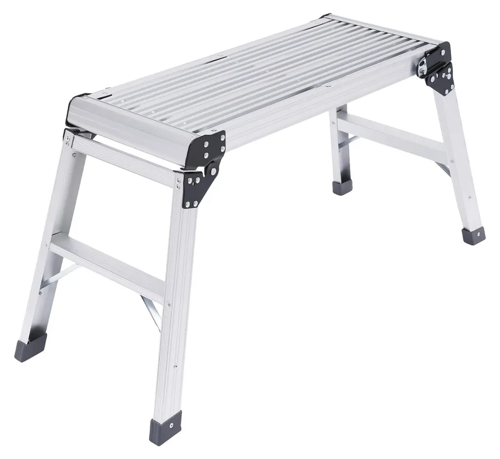Escabeau pliant autoportant en aluminium argenté pour usage domestique