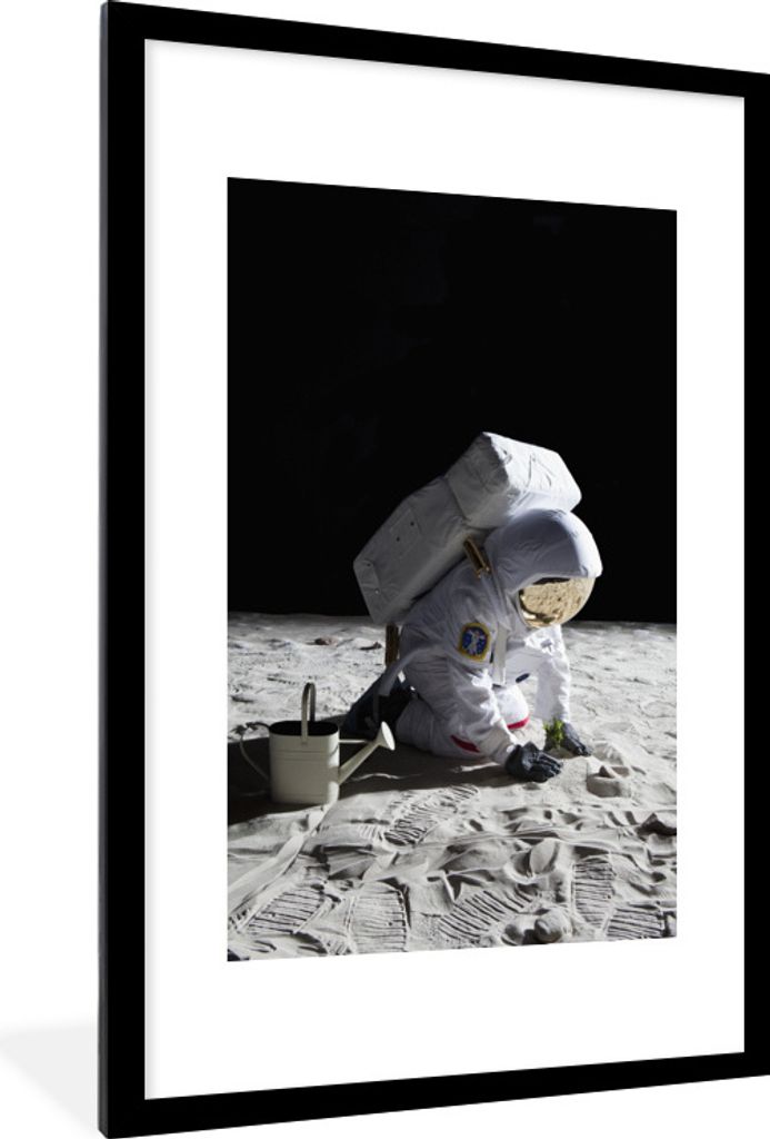 MuchoWow Gerahmtes Poster Astronaut - Mond - Gartenarbeit 60x90 cm - Poster mit Schwarzem Bilderrahmen Wandposter Rahmen Foto Bilder - Dekoration...