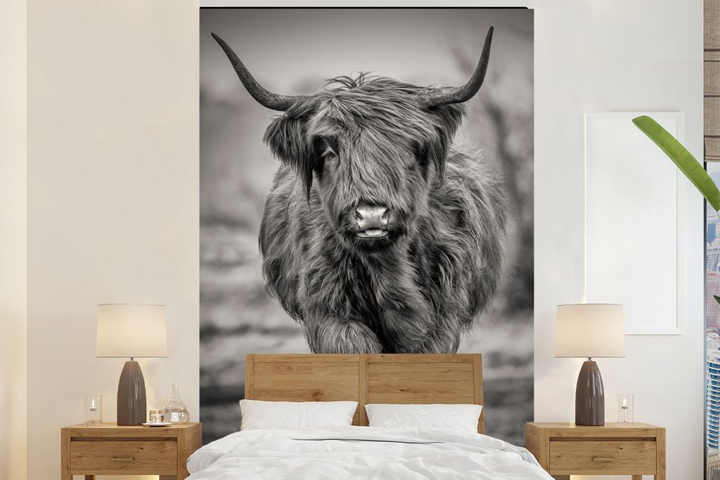 MuchoWow Fototapete für Wohnzimmer oder Schlafzimmer Wandtapete Vinyl Motivtapete Schottischer Highlander - Schwarz und Weiß - 145x220 cm - Wan...