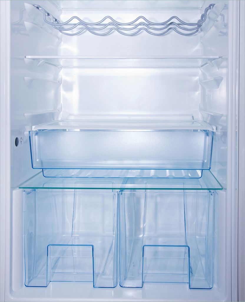 Wallario Magnet für Kühlschrank / Geschirrspüler, magnetisch haftende Folie - 60 x 80 cm, Motiv: Leerer Kühlschrank - offene Leere ohne Inhalt