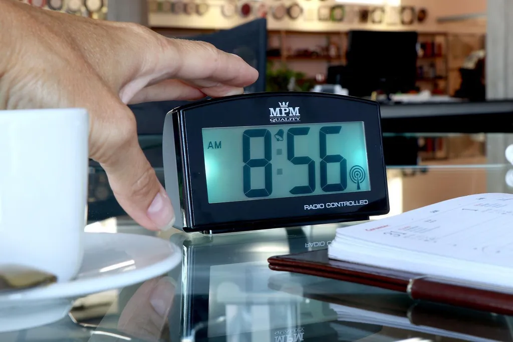 Petit réveil numérique simple d'utilisation MPM - Horloge blanche compacte - 5