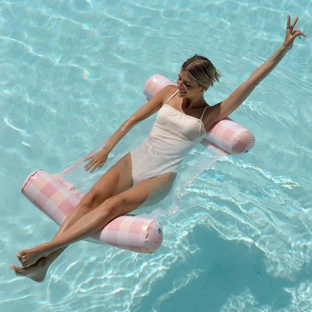 Matelas gonflable de piscine idéal pour bronzer et se relaxer à deux