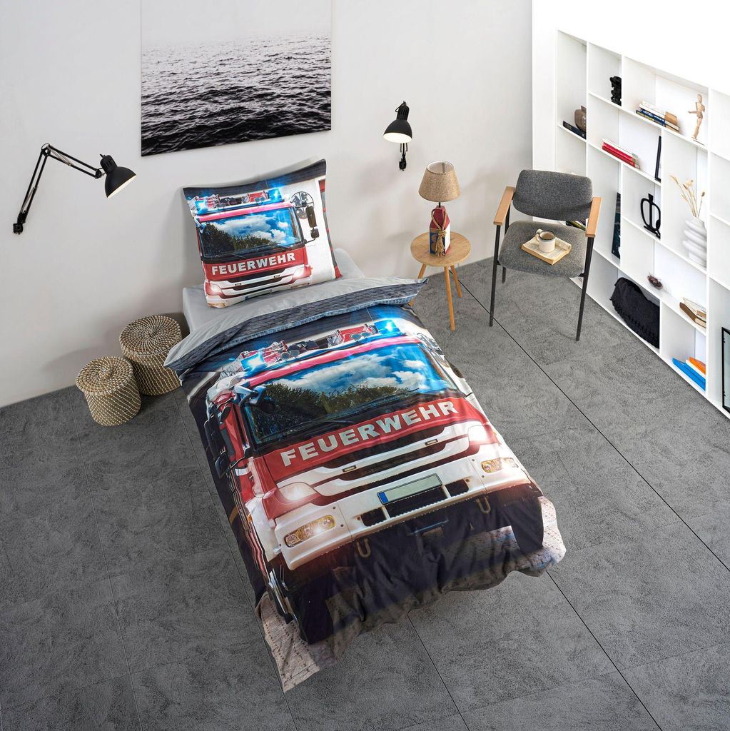 Ambiente Aufnahme vom Bettwäsche Set Feuerwehr Auto 135 x 200 cm + 80 x 80 cm 100% Baumwolle in einem Bett