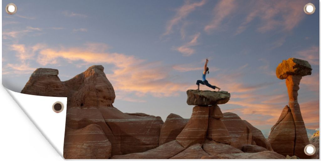 MuchoWow 80x40 cm Outdoor-Poster Gartendeko Sichtschutz Garten Poster für den Garten Jemand macht Yoga auf einem Felsen