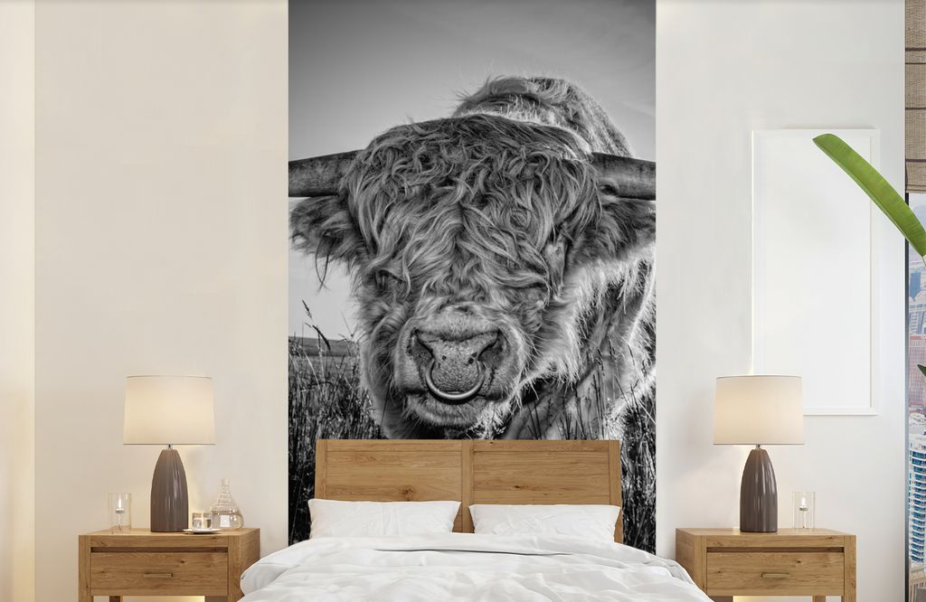 MuchoWow Fototapete für Wohnzimmer oder Schlafzimmer Wandtapete Vinyl Motivtapete Schottischer Highlander - Schwarz und Weiß - 120x240 cm - Hin...