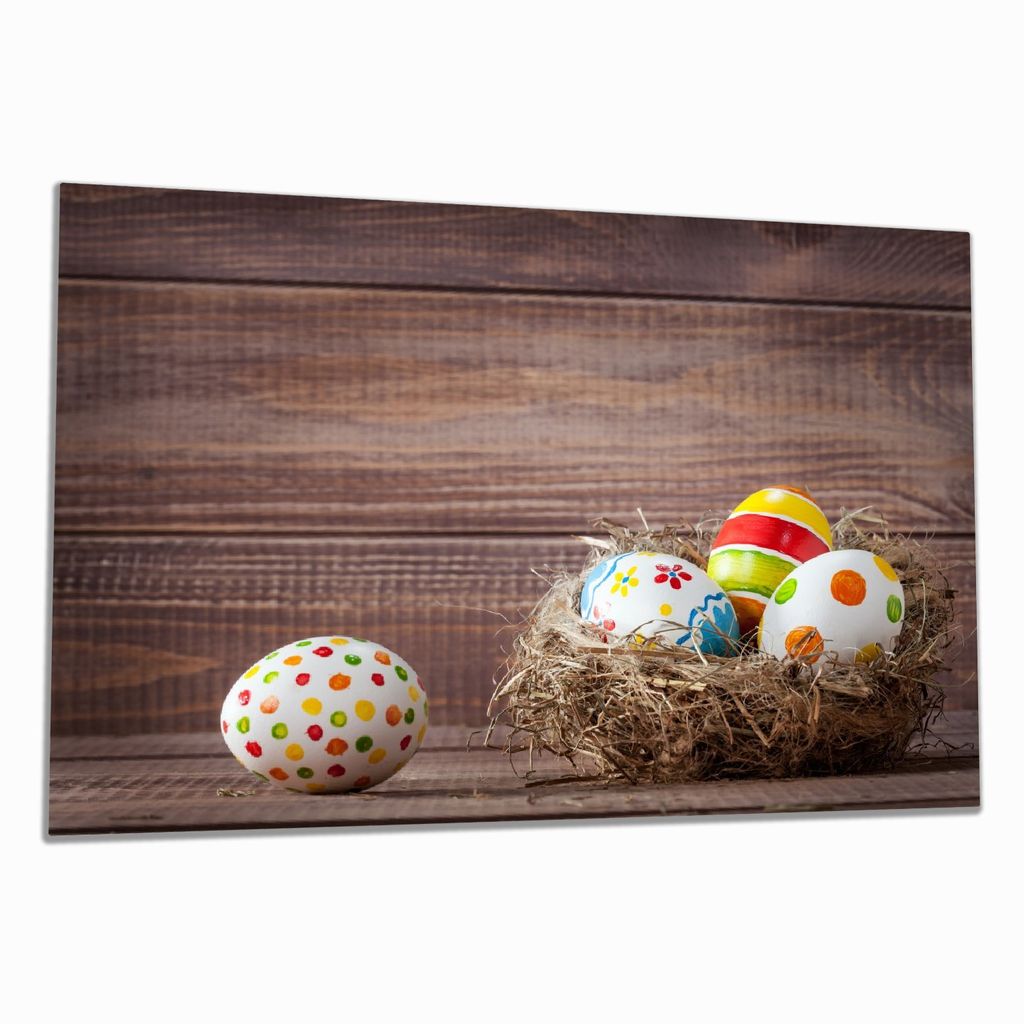 Wallario Herdabdeckplatte aus Glas, Größe 80 x 52 cm 1-teilig, Motiv Bunte bemalte Eier an Ostern im Vorgelnest vor hölzerner Wand