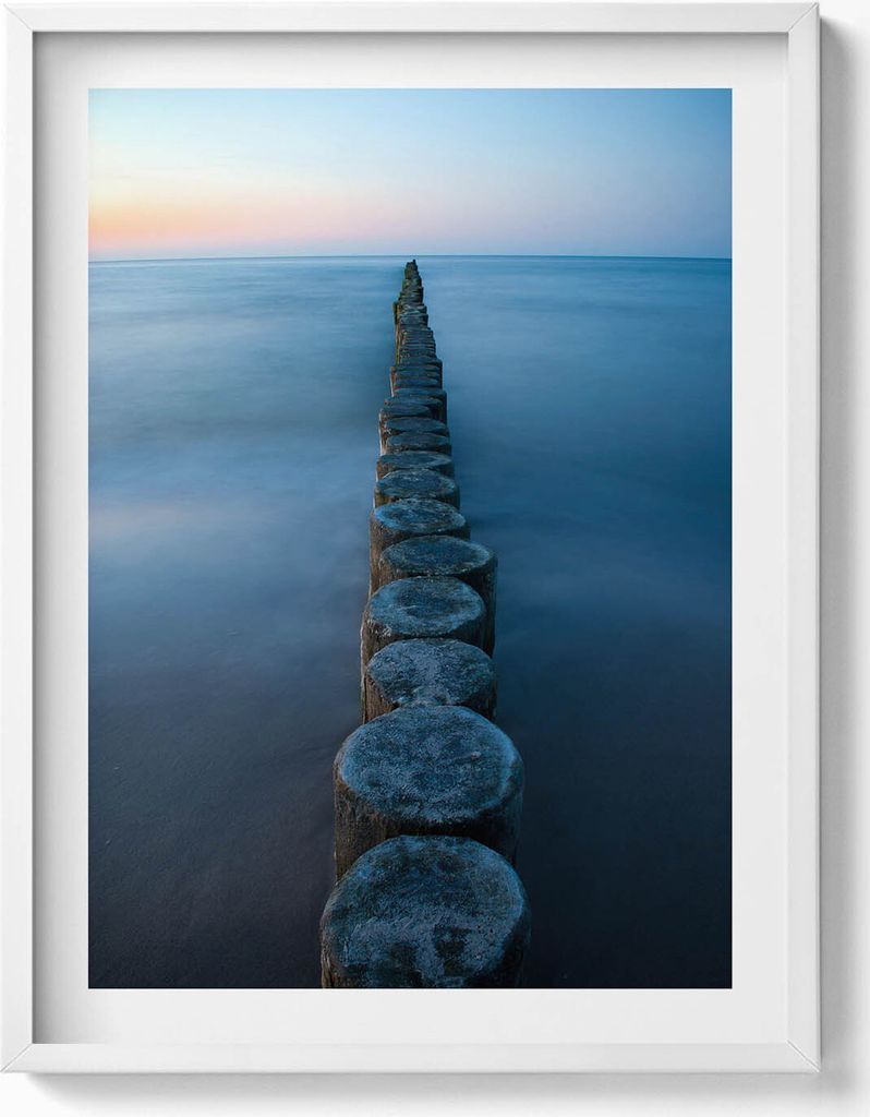 Holzpfähle im Meer– Wandbild mit Rahmen – Gerahmtes Bild – Wanddekoration – 60x80 cm – Weiß Rahmen